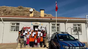 Mardin Yeşilli'de Jandarma, Öğrencilere Karnelerini Teslim Ederken Güvenlik Bilgisi Verdi