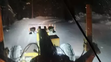 Küreme makineleriyle kar temizleme çalışması