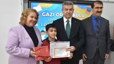 Karnelerini alan öğrenciler