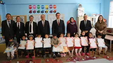 Karneleri alan öğrencilerin fotoğrafı