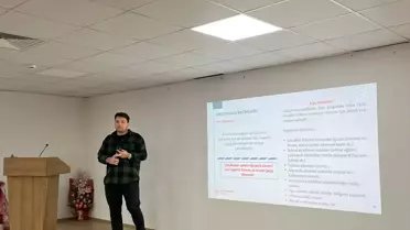 Seminerde sunum yapan uzman