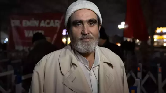 Süt dağıtan gönüllüler