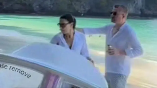 Sevcan Orhan Phuket'te sahilde