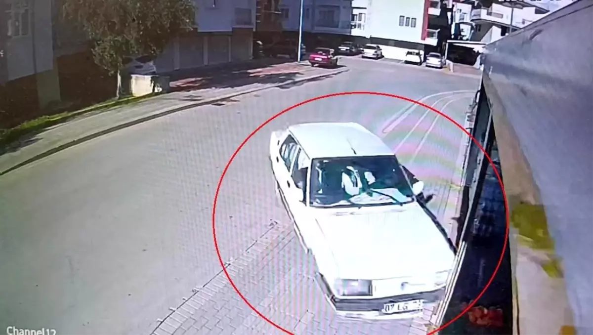 Manavgat'ta Aşırı Hızlı Araç Markete Çarptı: Büyük Hasar ve Yaralanma Yok