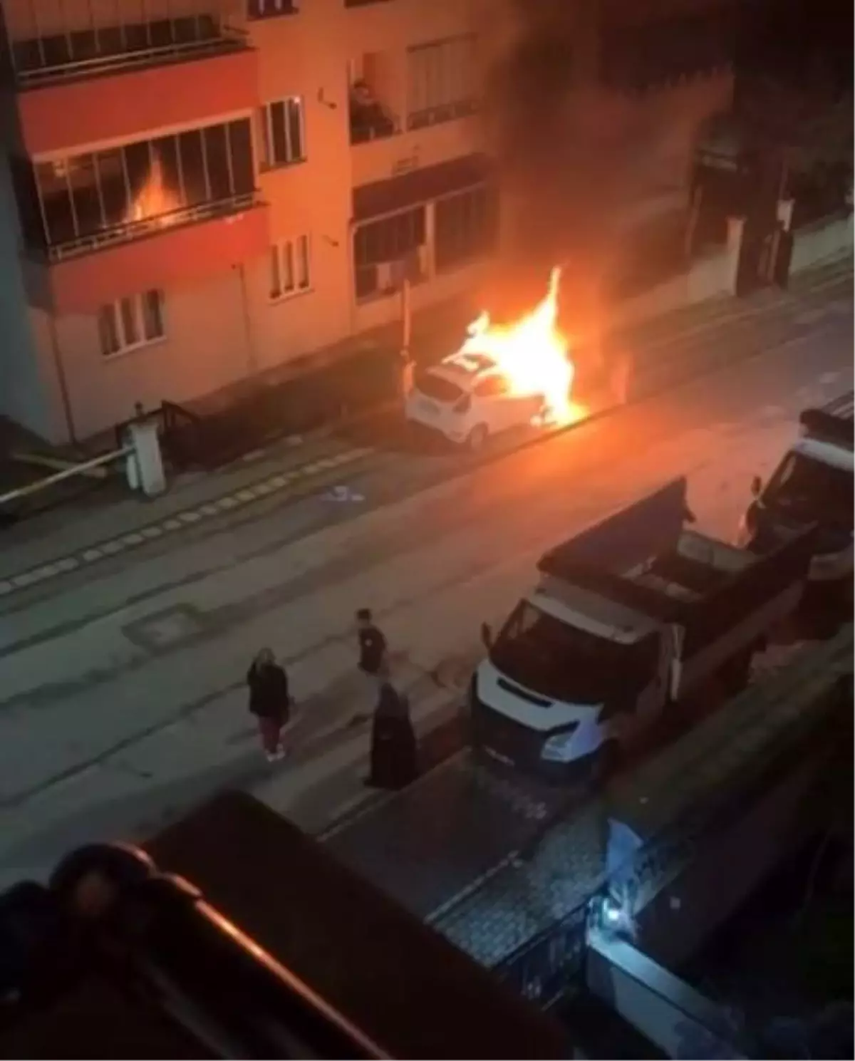 Bursa’da İki Araç Aniden Alev Aldı, Yangın Tüpüyle Müdahale Yetmedi