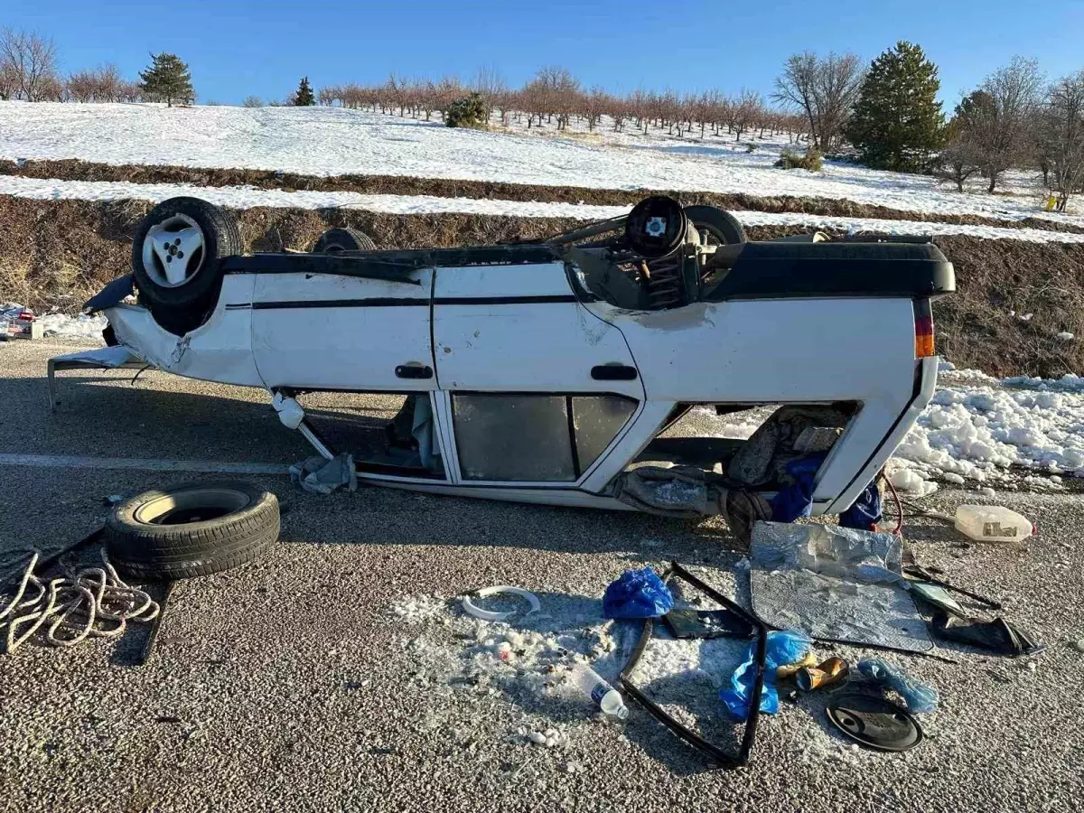 Konya’da Buzlu Yollarda Takla Atan Araç Sürücüsü Hafif Yaralanmadan Kurtuldu