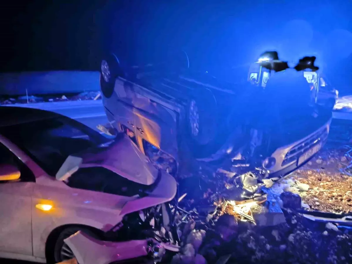 Mardin Ömerli'de Trafik Kazası: 5 Yaralı, Otomobil ve Hafif Ticari Araç Çarpıştı