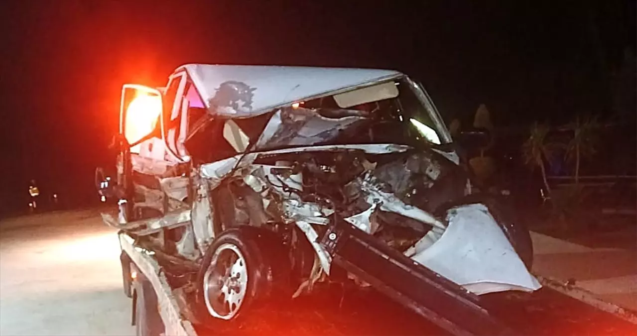 Ödemiş'te Tır ve Otomobil Çarpışması: Sürücü Yaralı