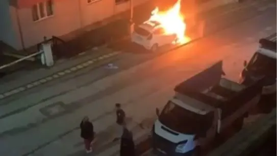 Bursa’da İki Araç Aniden Alev Aldı, Yangın Tüpüyle Müdahale Yetmedi