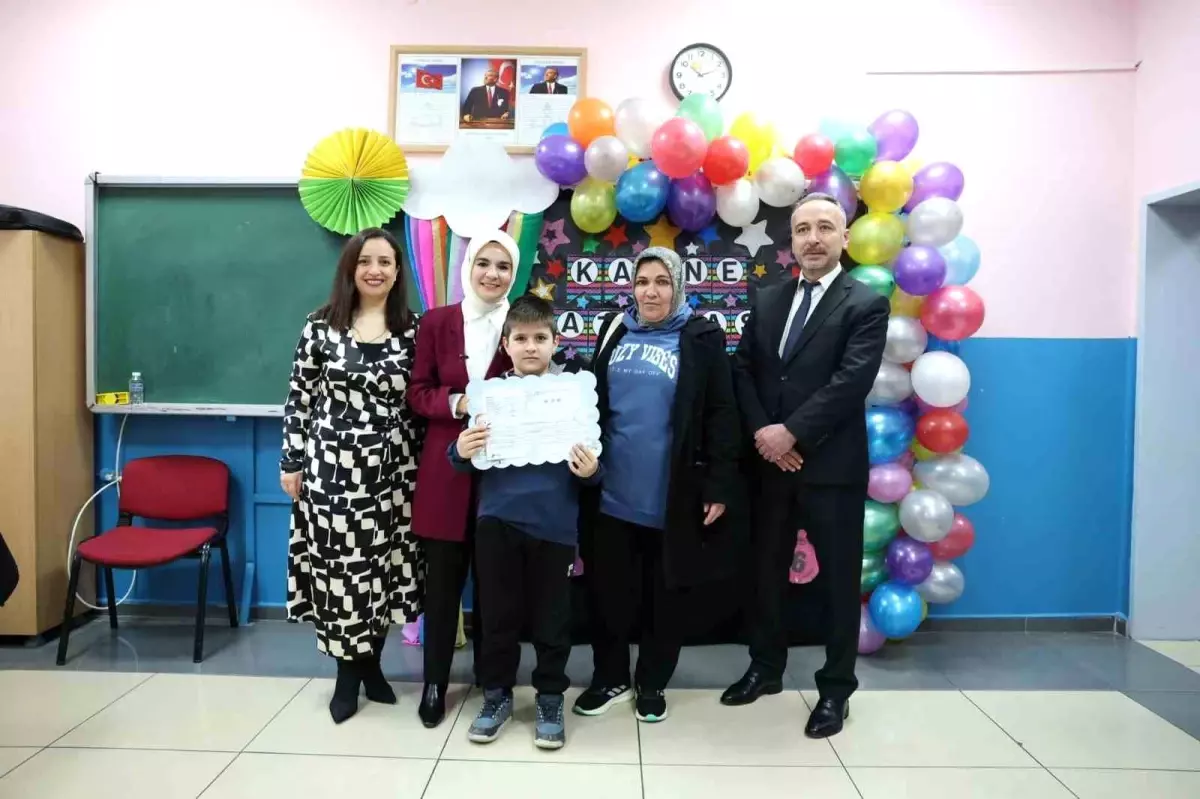 Bakan Göktaş, Şehit Oğlunun İlk Okul Karnesini Teslim Etti