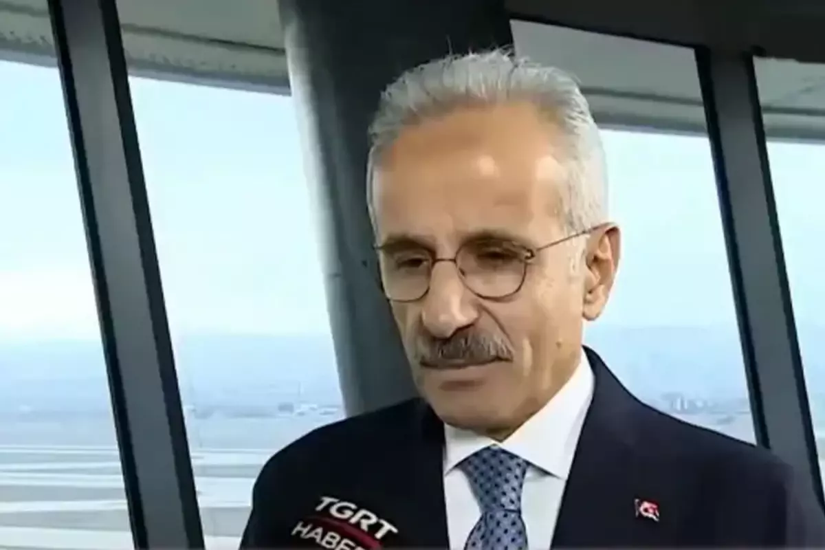 Ulaştırma ve Altyapı Bakanı Uraloğlu Canlı Yayında Sağlık Sorunu Yaşadı