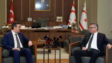 Yılmaz ve Erhürman Kıbrıs'ta İki Devletli Çözüm İçin Görüştü