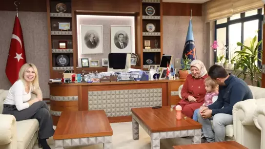 Yeni doğan bebek ve doktorları