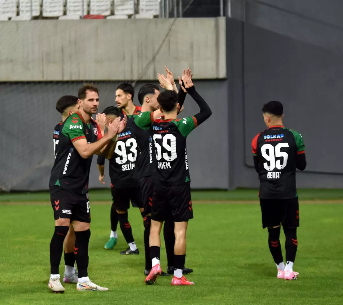 Karşıyaka, Kütahyaspor'u Konuk Ederek Şampiyonluk Yolunda Kritik Adım Atıyor