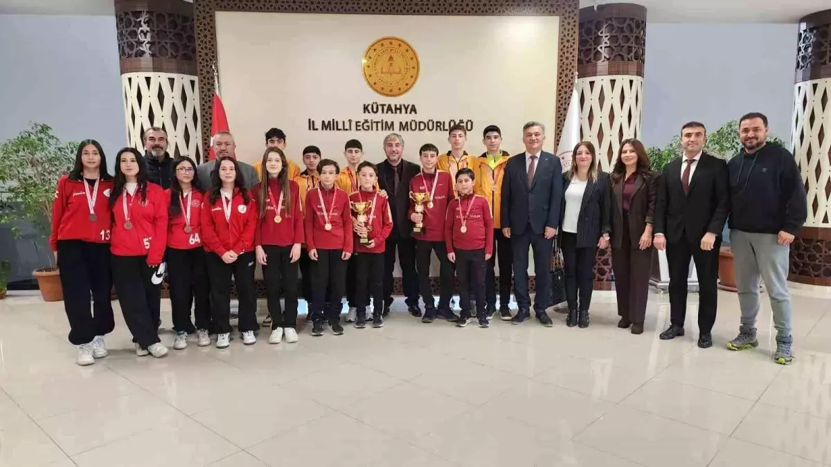 Kütahya'dan Kros Şampiyonları: 15 Öğrenci ve 4 Öğretmen Milli Eğitim Müdürünü Ziyaret Etti