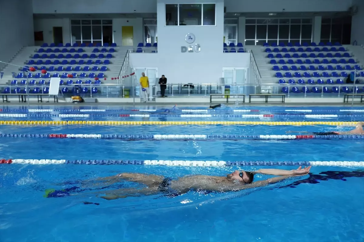 Emre Sakçı, DEÜ İnciraltı Havuzunda Yeni Hedeflerine Doğru Yüzüyor