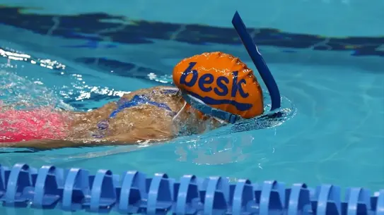 Paletli yüzme yarışından bir an