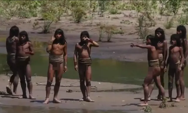 Kabile üyeleri ok ve yaylarıyla sahile doğru yürürken