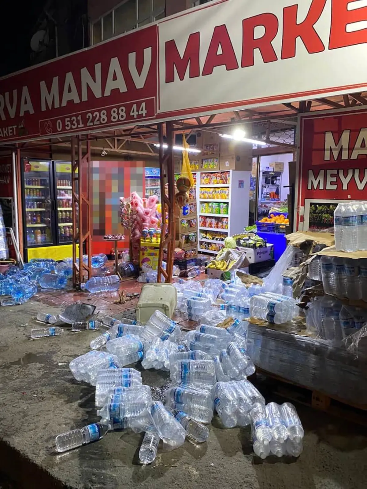 Arnavutköy'de Minibüs Kontrolden Çıktı, Market Kapısını Kırdı