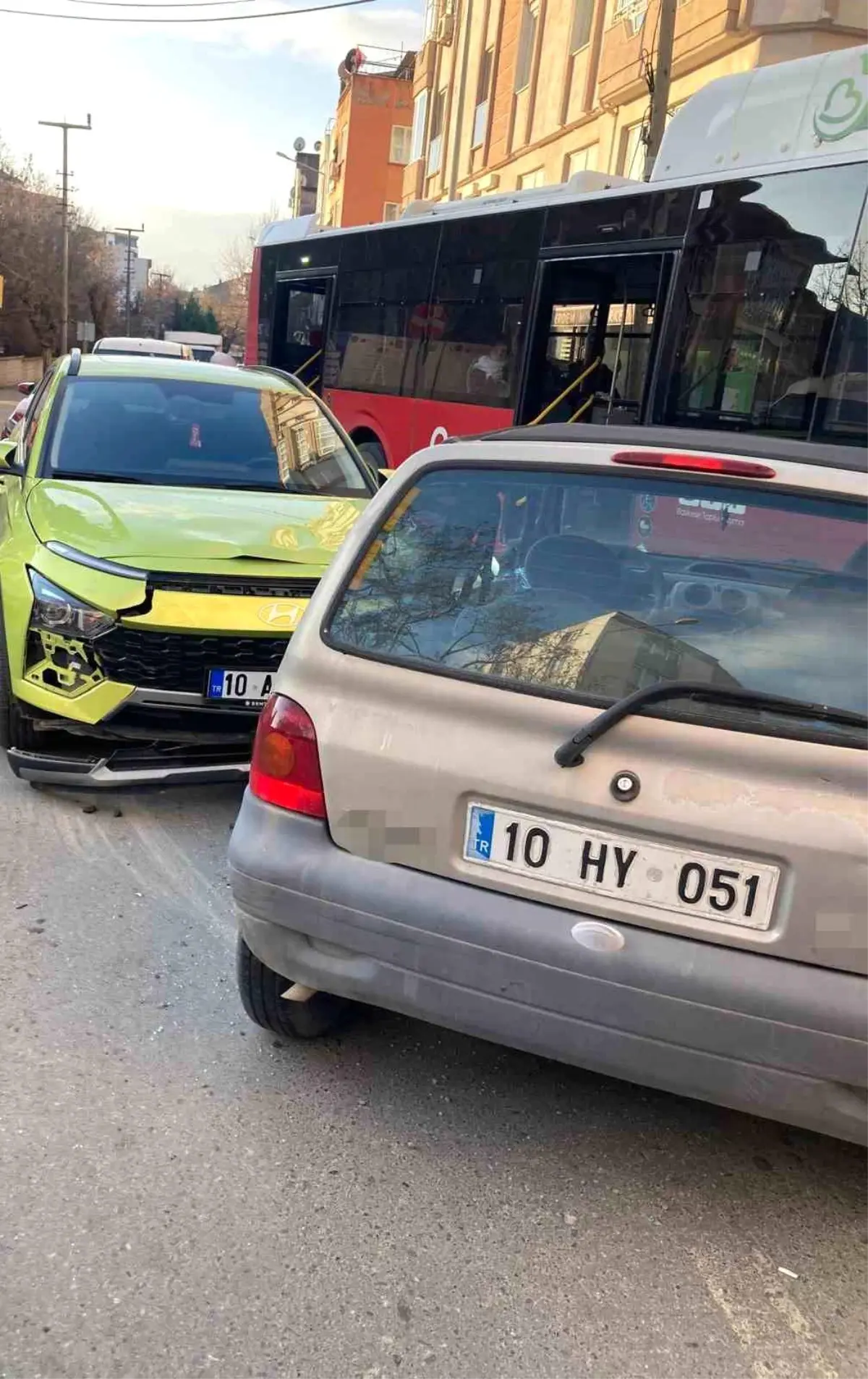 Balıkesir Karesi'de Çift Taraflı Trafik Kazası: 2 Yaralı