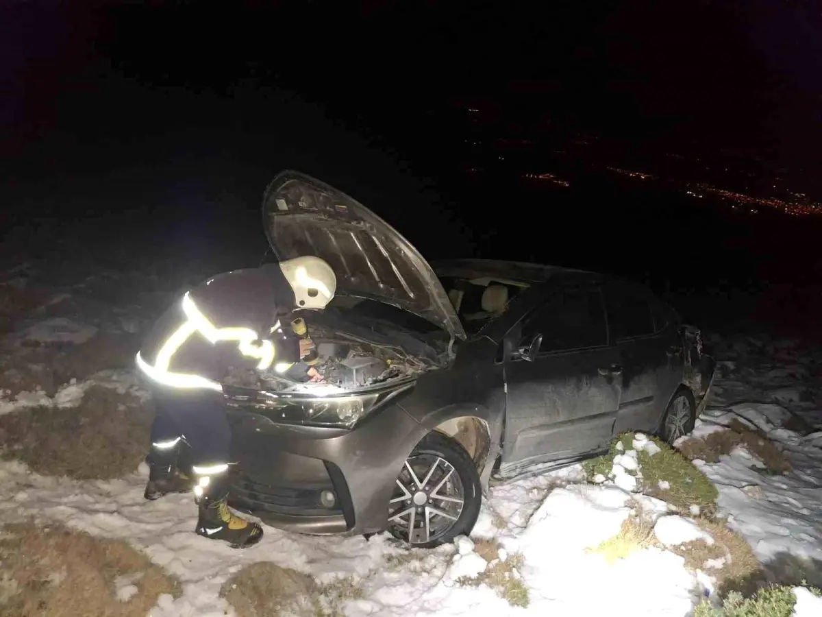 Hatay’da Direksiyon Kaybı Sonrası Araziye Çıkan Araçta İki Kişi Yaralandı