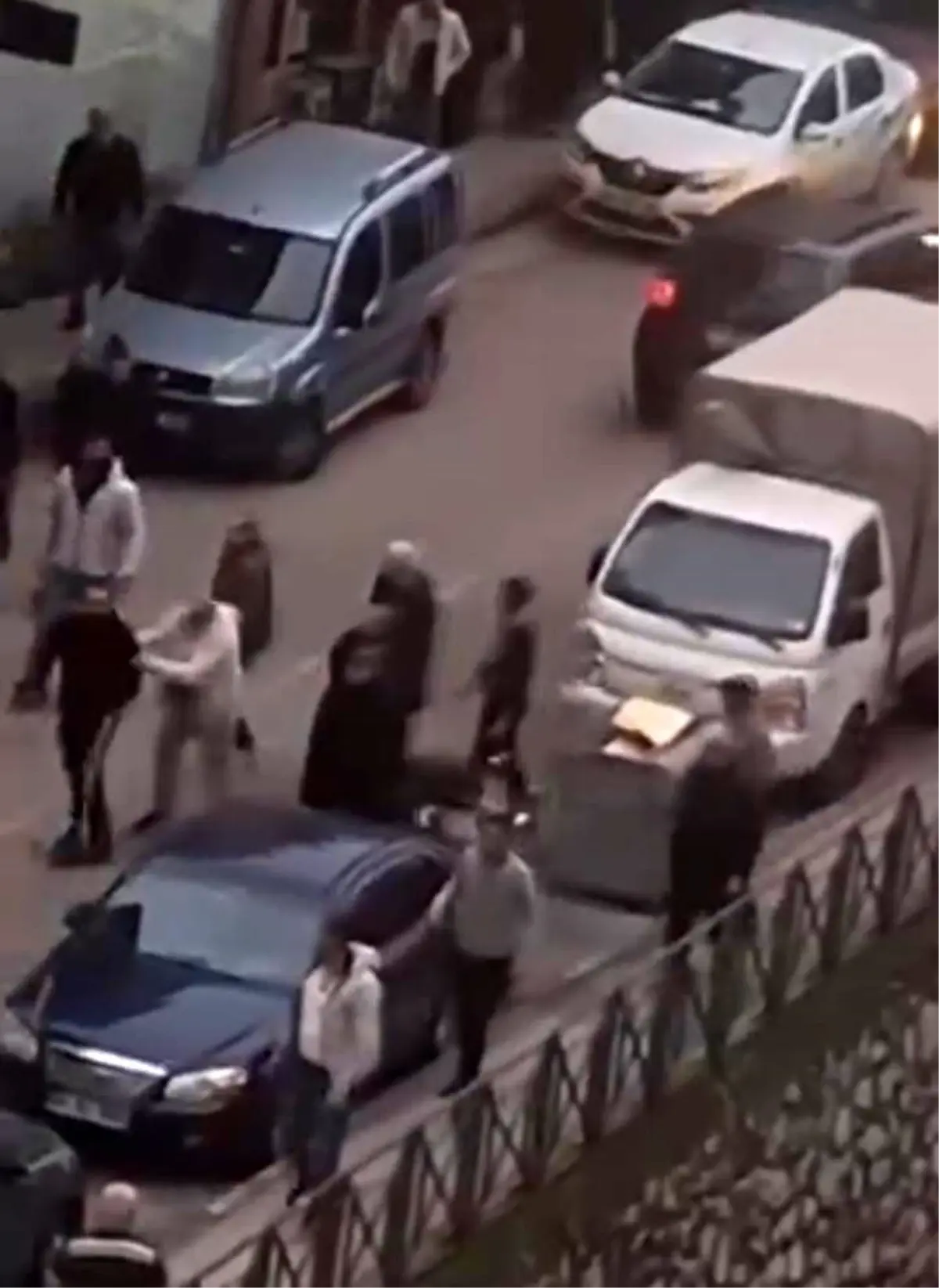 Bursa’da Cadde Ortasındaki Kavga Trafiği Felç Etti, Vatandaşlar Müdahale Etti