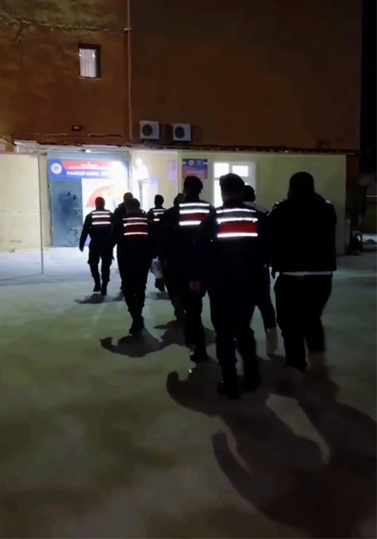 Çanakkale’de Jandarma, Kaçak Göçmen Ağını Çökertti: 4 Şebeke Üyesi ve 25 Göçmen Tutuklandı