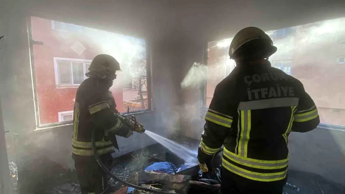 Çorum Gülabibey Mahallesi'nde 3 Katlı Terk Edilmiş Bina Yangın Yaktı, İtfaiye Hızlı Müdahale Etti
