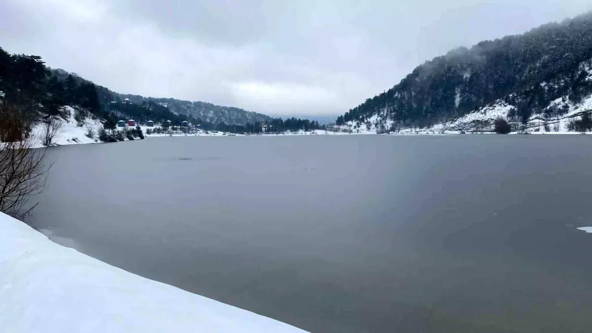 Bolu’da Çubuk Gölü Buzla Kaplandı: Kışın Büyüleyici Görüntüsü