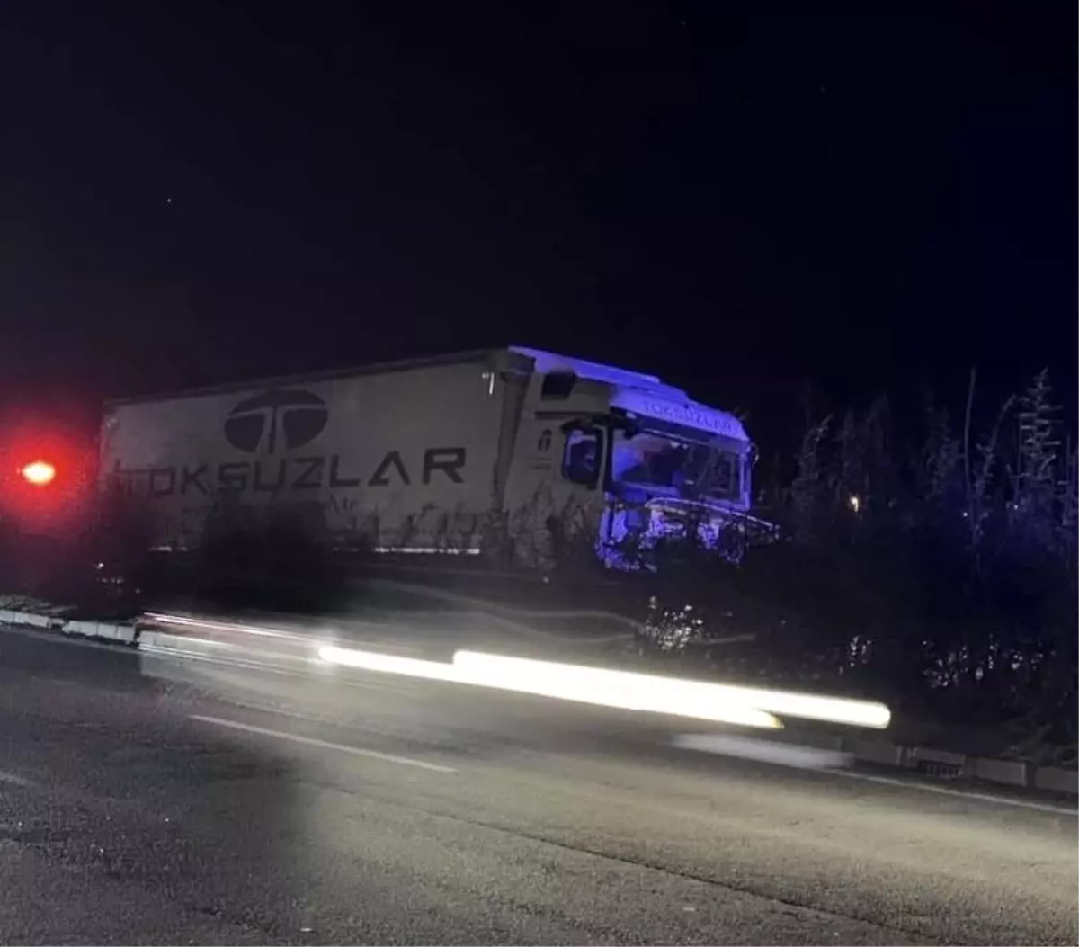 Giresun Bulancak'ta Kontrolden Çıkan Tır Aydınlatma Direğine Çarptı, Şoför Hayatını Kaybetti