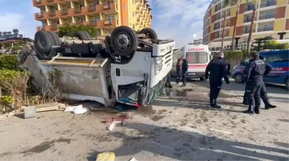Alanya’da Kamyon, Çöp Kamyonuna Çarptı; 3 İşçi Yaralandı