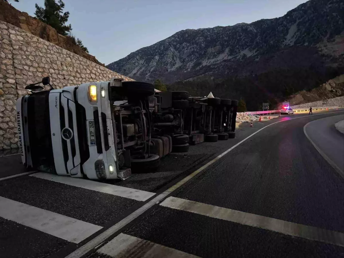 Antalya D-687 Karayolunda Tır Devrildi: 2 Yaralı