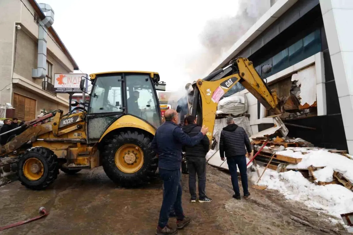 Erzurum'da Mobilya Fabrikası Yangını: 1 Ölü, 7 Yaralı