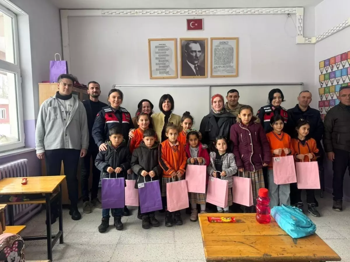 Sivas Jandarması, İlkokul Öğrencilerine Karne Sürprizi Yaptı