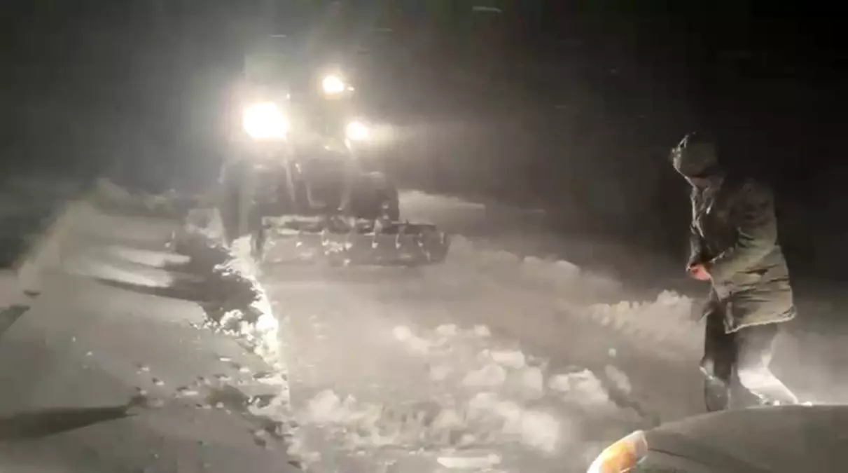 Sivas'ta Şiddetli Kar ve Tipi Yolculukları Felç Etti