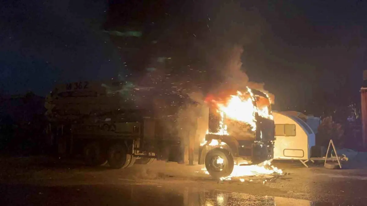 Çorlu’da Park Halindeki Beton Pompası Alev Aldı, Yangın Kontrol Altına Alındı