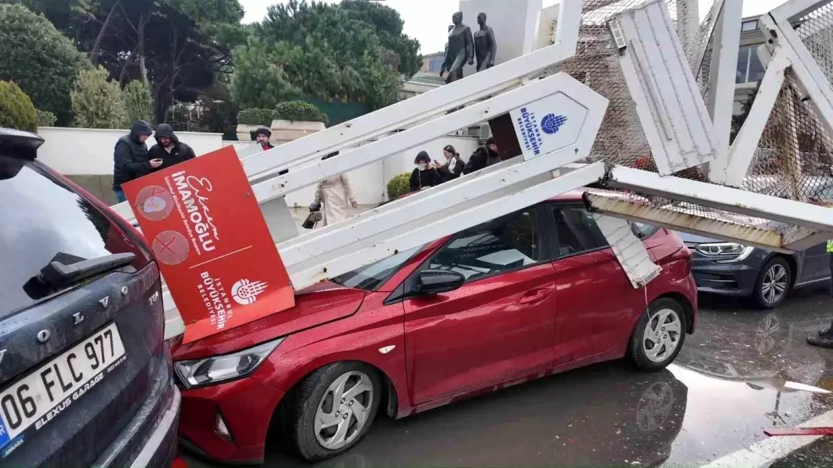Üsküdar’da Büyük Trafik Kazası: Tırın Dorsesindeki Ekskavatör Tabelayı Çarptı, 7 Araç Hasar Aldı