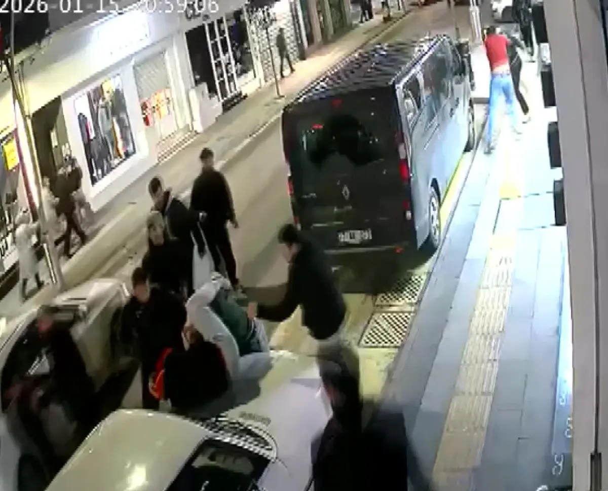 Yalova’da Cep Telefonu Servisine 9 Kişilik Grup Saldırdı