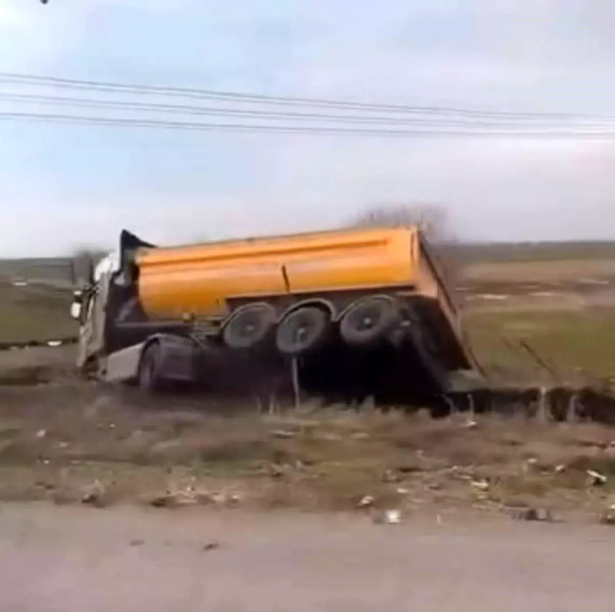 Diyarbakır‑Elazığ Karayolunda Kamyon Devrildi, Sürücü Hastaneye Kaldırıldı