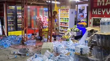 Arnavutköy'de Minibüs Kontrolden Çıktı, Market Kapısını Kırdı