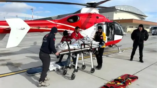 Kaza yerinde polis ve sağlık ekipleri