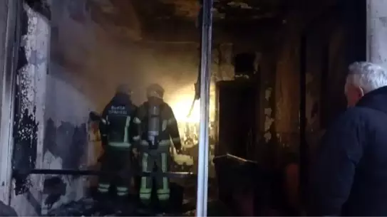 İtfaiye ekipleri yangını söndürürken