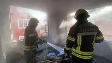 İtfaiye ekiplerinin yangını söndürme çalışması