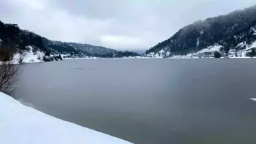 Detaylı buz kristalleriyle süslü Çubuk Gölü görüntüsü