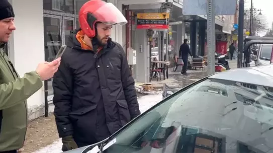 Düşen su tahliye borusu ve hasarlı araç