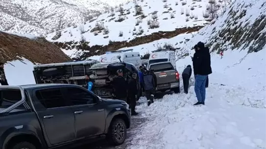 Derecik'te Trafik Kazası: 2 Kişi Hastaneye Kaldırıldı
