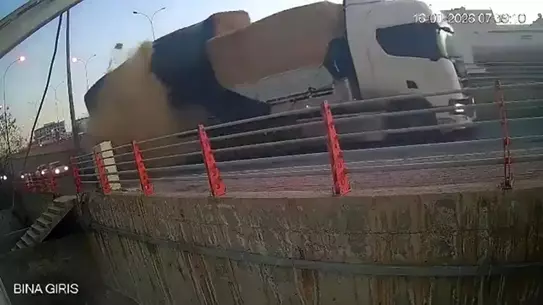 Tırdan düşen saman balyası