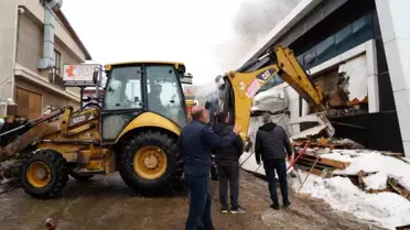 Yangının etkilediği mobilya fabrikası iç mekanı