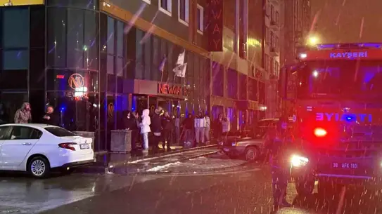 İtfaiye ekiplerinin yangını söndürme çalışması