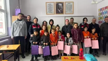 Jandarma ve öğrenciler birlikte fotoğraf çektiriyor